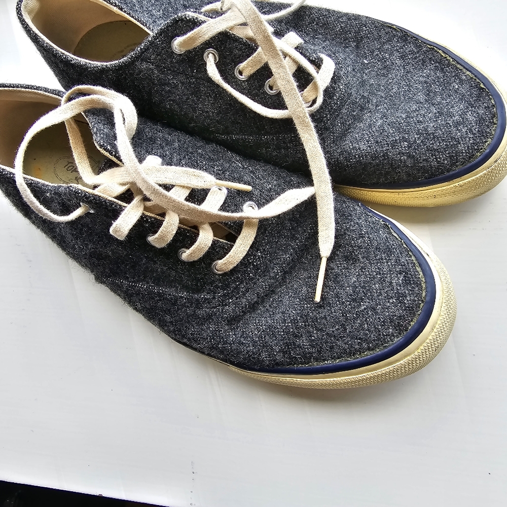 Sperry Topsider lace up sneakers 9M